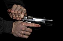 مسلح يقتل رهينتين وينتحر في سويسرا