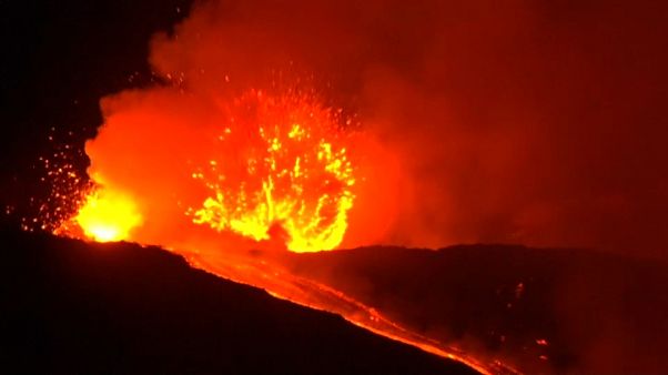 L'Etna si è rivegliato: "Non c'è pericolo per i centri abitati" L'Etna si è rivegliato: "Non c'è pericolo per i centri abitati"