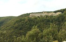 Bannon via da Trisulti