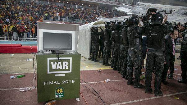 CAF Şampiyonlar Ligi finalinde VAR çalışmadı: Gol iptal edildi, ekiplerden biri sahayı terk etti CAF Şampiyonlar Ligi finalinde VAR çalışmadı: Gol iptal edildi, ekiplerden biri sahayı terk etti