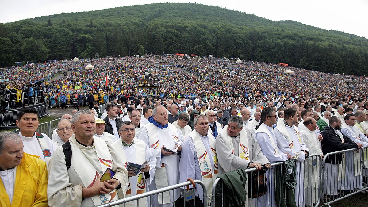Le pape François célèbre une messe symbolique en Transylvanie