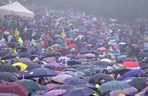 شاهد.. عشرات الآلاف يجتمعون لرؤية البابا فرانسيس رغم الطقس السيء