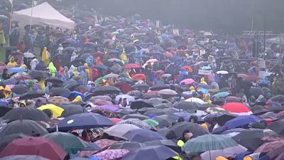 رومانی؛ برگزاری مراسم نیایش زیر باران با حضور پاپ