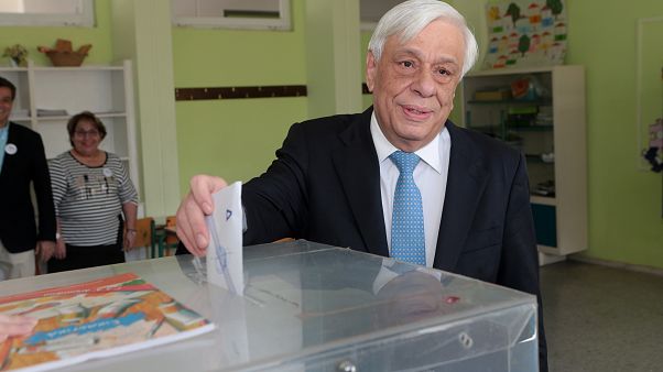 Σε σχολείο του Ψυχικού ψήφισε ο Προκόπης Παυλόπουλος Σε σχολείο του Ψυχικού ψήφισε ο Προκόπης Παυλόπουλος