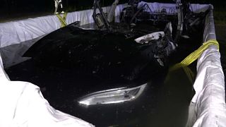 شاهد: إنزال سيارة تسلا الكهربائية في الماء لمدة 24 ساعة بعد احتراقها 