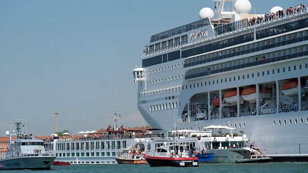 Turistahajónak ütközött egy tengerjáró Velencében Turistahajónak ütközött egy tengerjáró Velencében