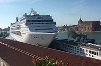 Venezia, nave da crociera fuori controllo travolge un battello da turismo