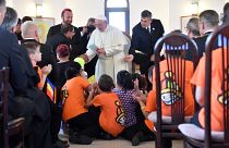 البابا خلال لقاء بأطفال وبالغين من الغجر في رومانيا اليوم الأحد
