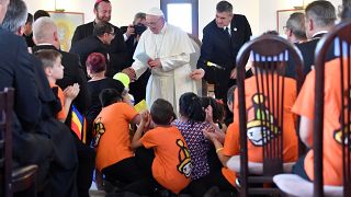 البابا خلال لقاء بأطفال وبالغين من الغجر في رومانيا اليوم الأحد