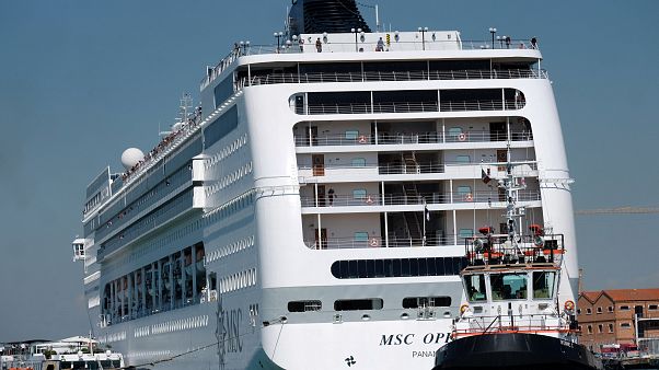Βενετία: Μεγάλο κρουαζιερόπλοιο έπεσε πάνω σε μώλο Βενετία: Μεγάλο κρουαζιερόπλοιο έπεσε πάνω σε μώλο