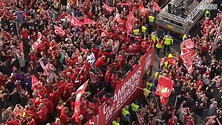 Paseo triunfal de los 'reds' en Liverpool tras ganar la Champions