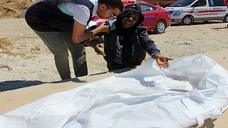 امرأة مهاجرة تبكي ابنها الذي مات غرقا في عرض الساحل الليبي