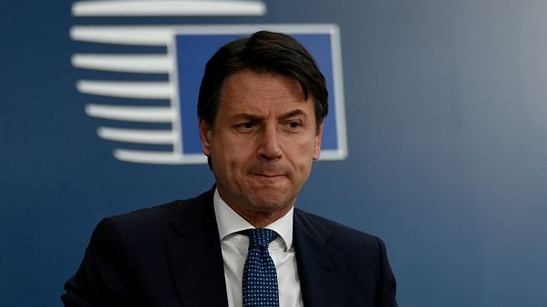 Conte, ultimatum a Di Maio e Salvini: "Basta con i litigi o mi dimetto" Conte, ultimatum a Di Maio e Salvini: "Basta con i litigi o mi dimetto"