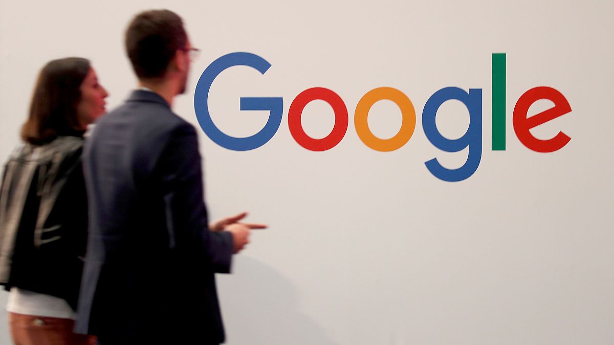 أرشيف رويترز- زائرون يمرون أمام شعار غوغل في باريس فرنسا 