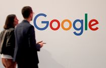 أرشيف رويترز- زائرون يمرون أمام شعار غوغل في باريس فرنسا