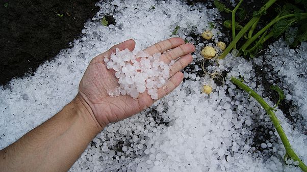 Video: Süditalien mit Hagel bedeckt, Unwetter auch in Deutschland Video: Süditalien mit Hagel bedeckt, Unwetter auch in Deutschland