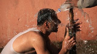 رجل يلجأ للماء البارد في ظل موجة حرارة في لاهور بباكستان