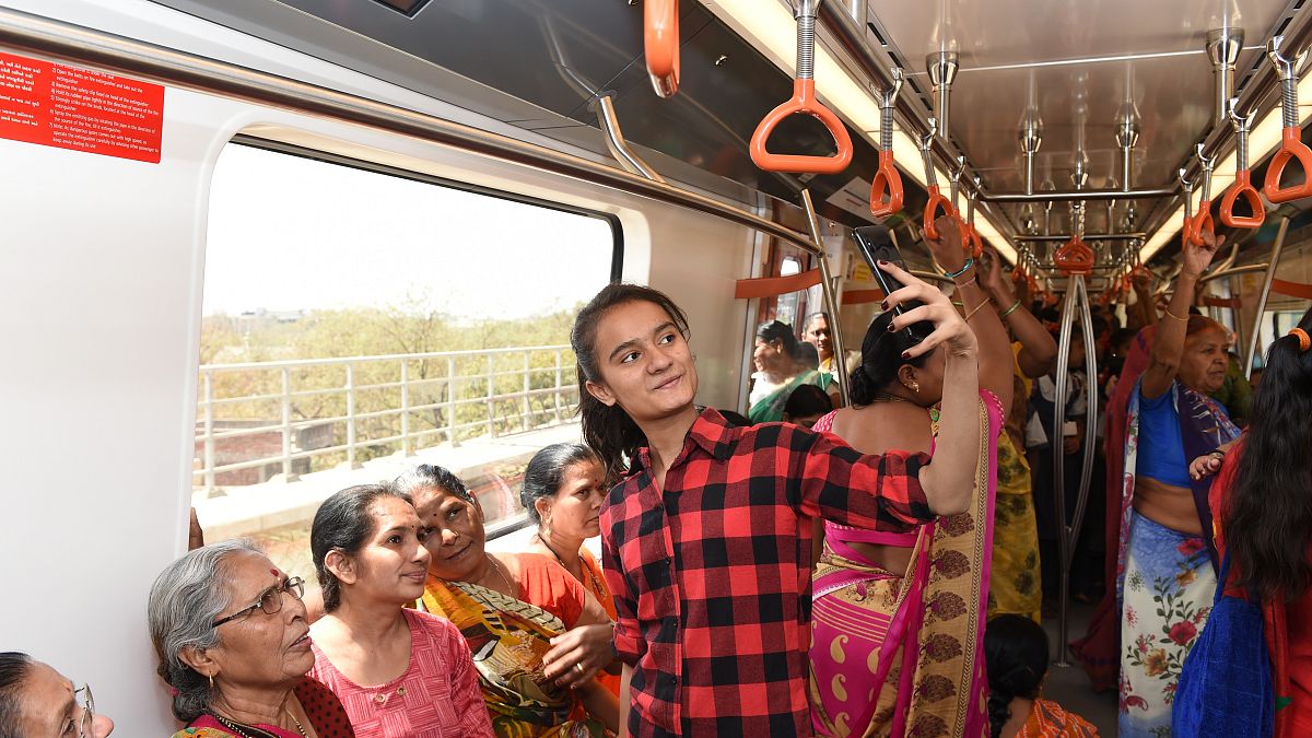 Yeni Delhi yönetiminden taciz önlemi: Toplu taşıma kadınlara ücretsiz olacak