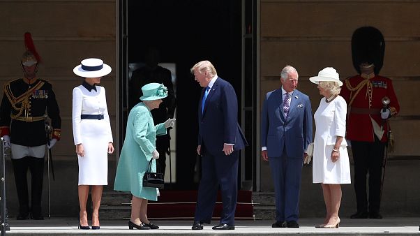 Trump recebido por Isabel II Trump recebido por Isabel II