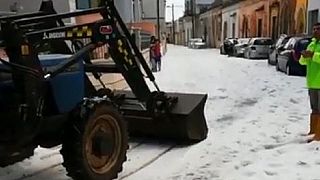 Több centiméteres jég borította az utakat Dél-Olaszországban