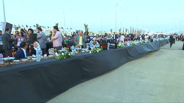 شاهد: مصر تدخل موسوعة غينيس بطاولة إفطار يزيد طولها عن 3000 متر شاهد: مصر تدخل موسوعة غينيس بطاولة إفطار يزيد طولها عن 3000 متر