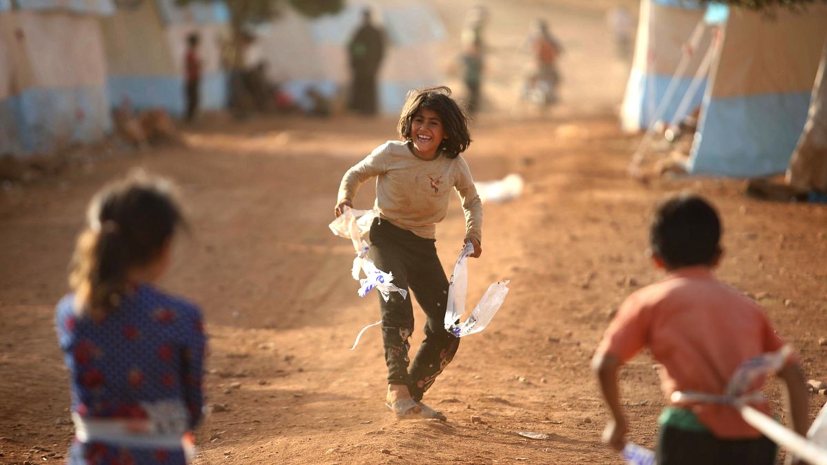 Suriye İdlib yakınlarındaki bir mülteci kampında oyun oynayan çocuklar