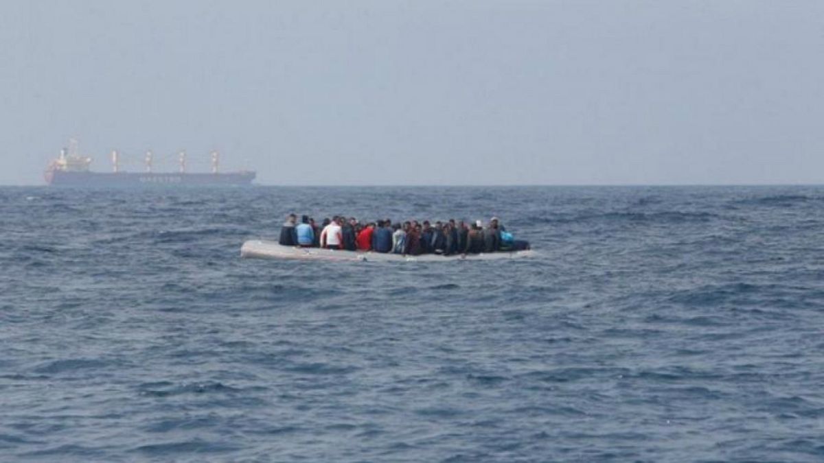 مهاجرون غير شرعيين أثناء محاولتهم عبور بحر المانش