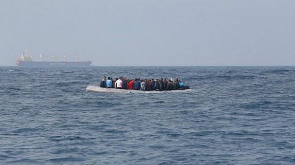 مهاجرون غير شرعيين أثناء محاولتهم عبور بحر المانش مهاجرون غير شرعيين أثناء محاولتهم عبور بحر المانش