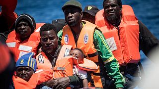 مهاجرون أفارقة أثناء عبورهم البحر المتوسط باتجاه الشواطئ الأوروبية