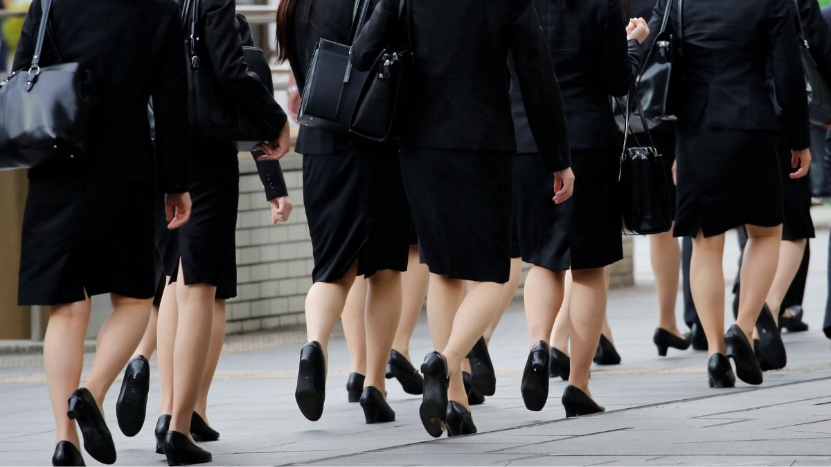 کارزار زنان ژاپنی در اعتراض به اجبار پوشیدن کفش پاشنه بلند در محیط کار