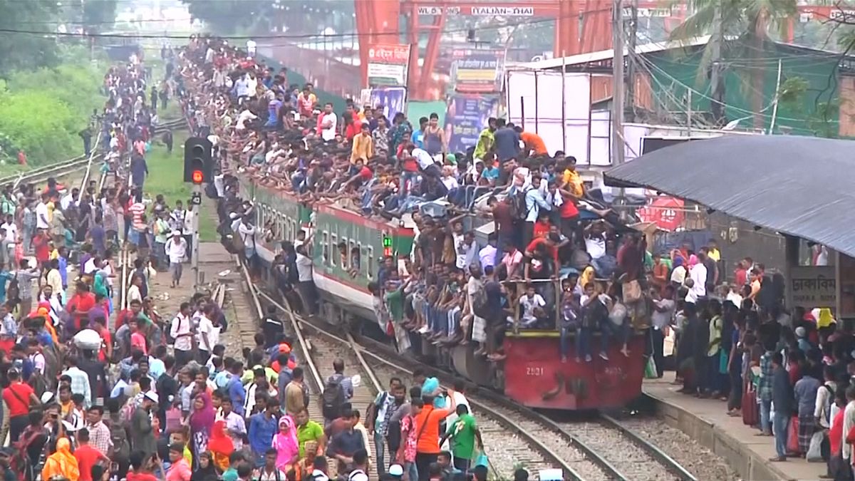 ویدئو؛ ایستگاه‌های قطار پایتخت بنگلادش به‌خاطر عید فطر مملو از مسافر شد