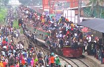 شاهد: أسطح القطارات ملجأ لآلاف البنغال للعودة لبلداتهم قبل العيد