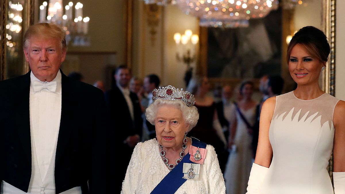 الملكة إليزابيث تتوسط الرئيس الأمريكي دونالد ترامب وزوجته ميلانيا 