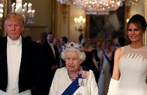 الملكة إليزابيث تتوسط الرئيس الأمريكي دونالد ترامب وزوجته ميلانيا