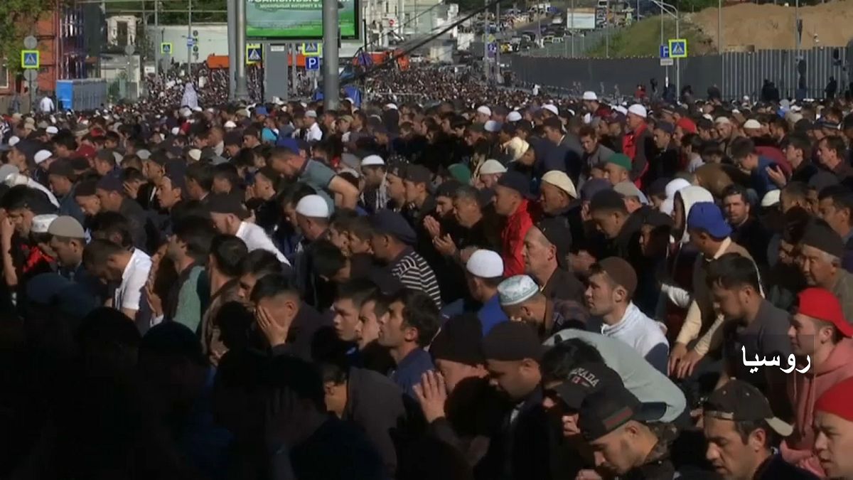 شاهد: الملايين من المسلمين حول العالم يحتفلون بعيد الفطر