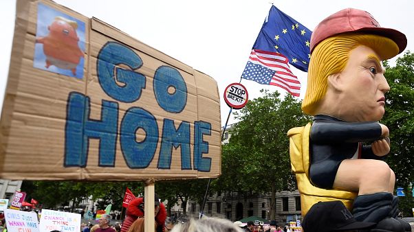 Londra'da Trump protestosu: Bu kez klozete oturan Trump maketi yaptılar Londra'da Trump protestosu: Bu kez klozete oturan Trump maketi yaptılar