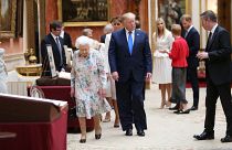 ترامب اثناء زيارته للقصر وتجنب الأمير له في الحلفية