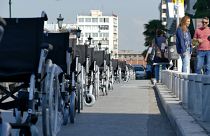 ΑμεΑ τα αμαξίδια τους στην λεωφόρο Νίκης σε ένδειξη διαμαρτυρίας