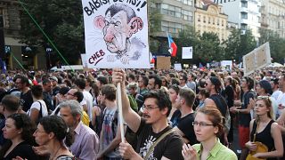Prag: Zehntausende protestieren gegen Regierungschef Babis