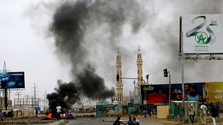 متظاهرون سودانيون يحرقون إطارات مطالبة برحيل المجلس العسكري