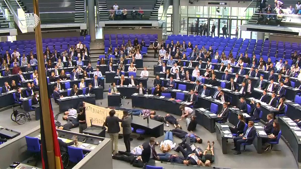 ΒΙΝΤΕΟ: Διαμαρτυρία στο γερμανικό Κοινοβούλιο την ώρα που μιλούσε ο Σόιμπλε