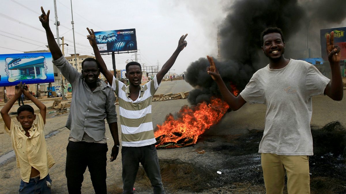  معترضان سودانی با رد پیشنهاد انتخابات زودرس به جنبش خود ادامه می دهند