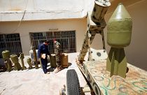 عناصر من البيشمركة يتفقدون أسلحة كانت بحوزة الدولة الإسلامية