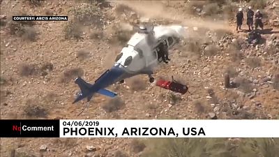 Hubschrauber-Rettung: Trage mit verletzter Frau dreht durch