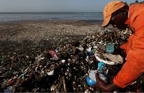 أرقام صادمة: 50 ألفا من جسيمات البلاستيك تدخل بطن الإنسان سنويا دون أن يشعر