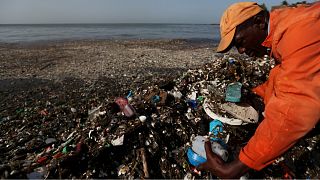 أرقام صادمة: 50 ألفا من جسيمات البلاستيك تدخل بطن الإنسان سنويا دون أن يشعر 