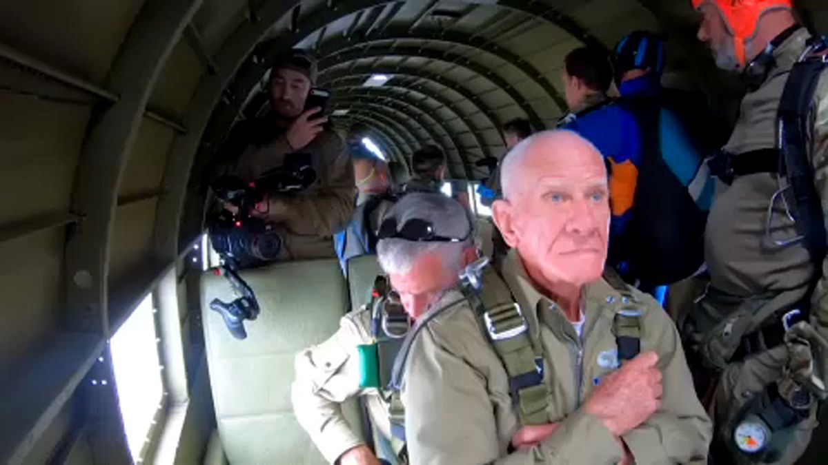 Normandia: paracadutista si rilancia a 97 anni