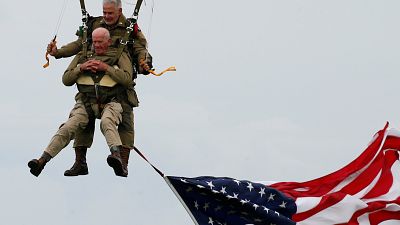 97χρονος Αμερικανός βετεράνος πήδηξε με αλεξίπτωτο στη Νορμανδία