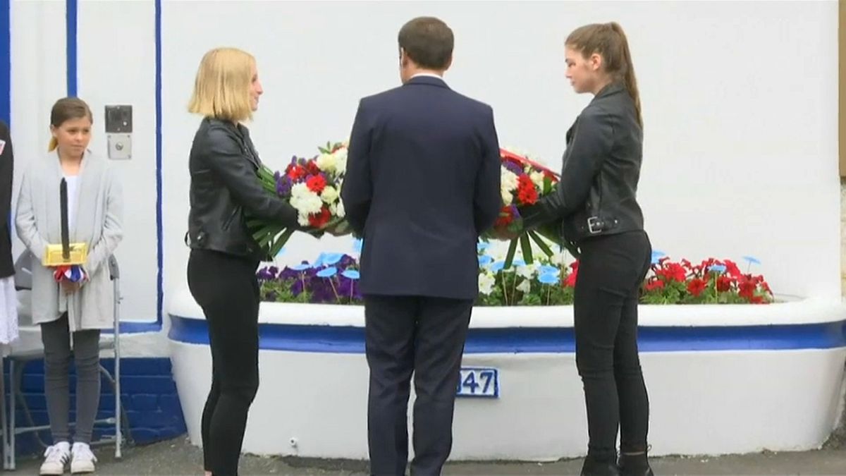 Macron rende omaggio ai martiri della Resistenza