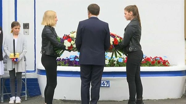 Macron rende omaggio ai martiri della Resistenza Macron rende omaggio ai martiri della Resistenza
